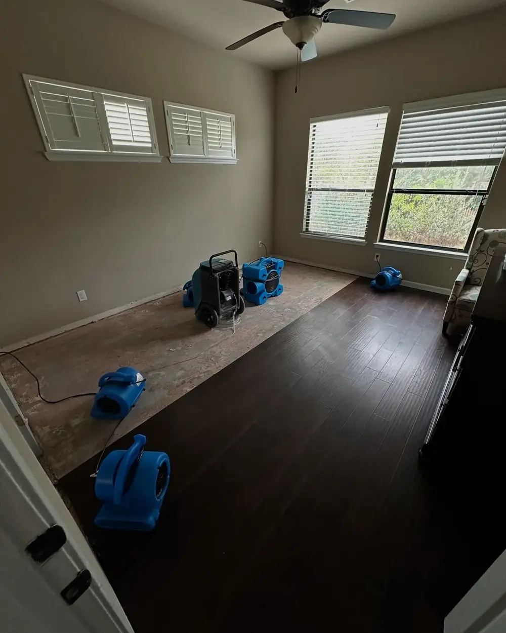 Bedroom wood floor drying with air movers