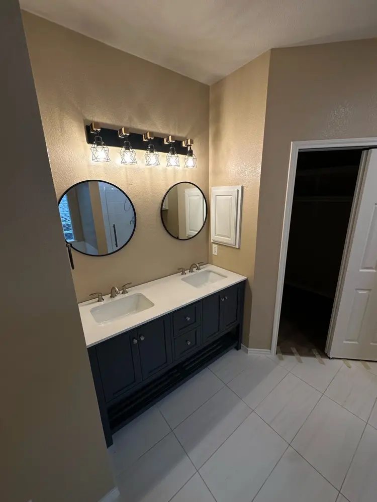 Finished bath with double vanity and round mirrors